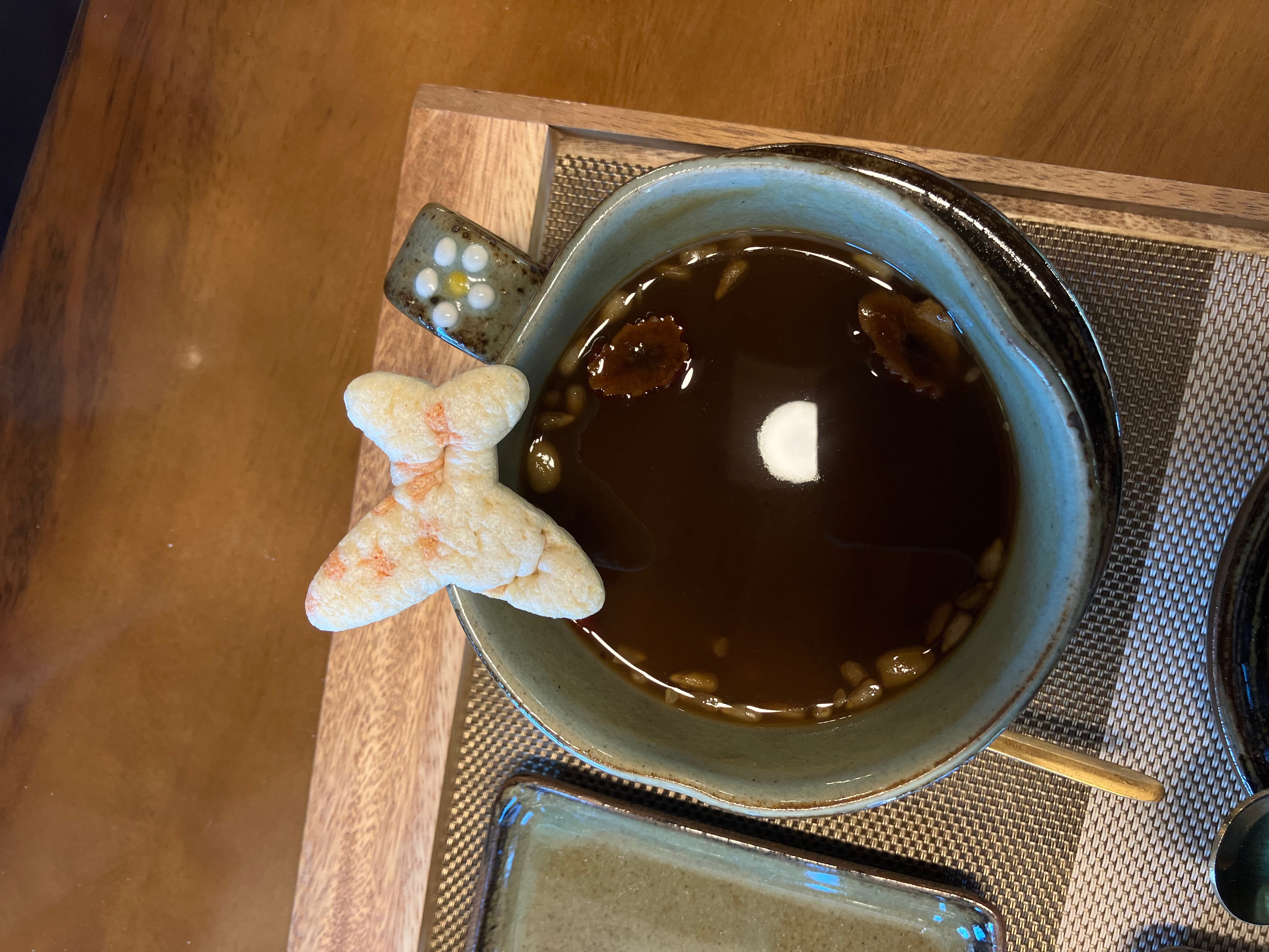 정성스럽게 담아낸 전통차와 다과